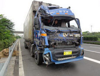 浙江衢州高速一男子驾驶车祸"变形车"飞奔